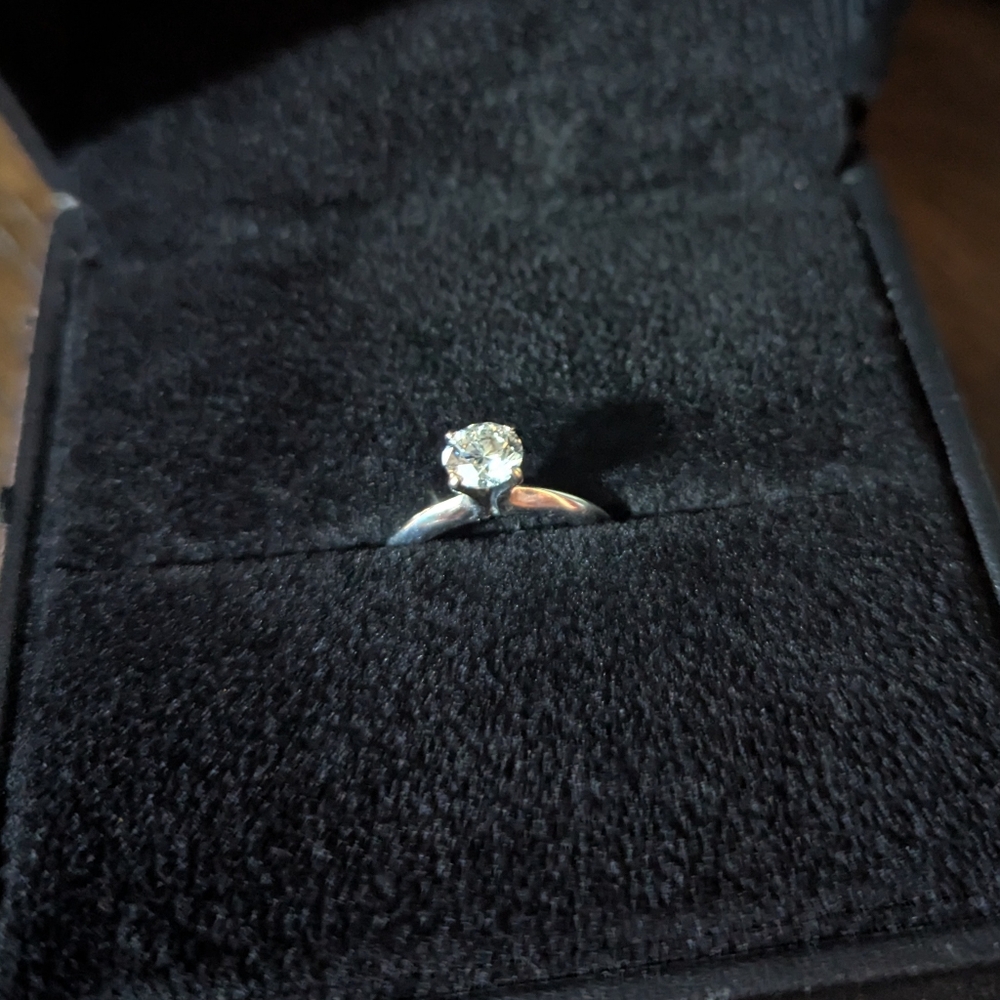 Elegant 18k Gold Diamond Ring Engagement Set